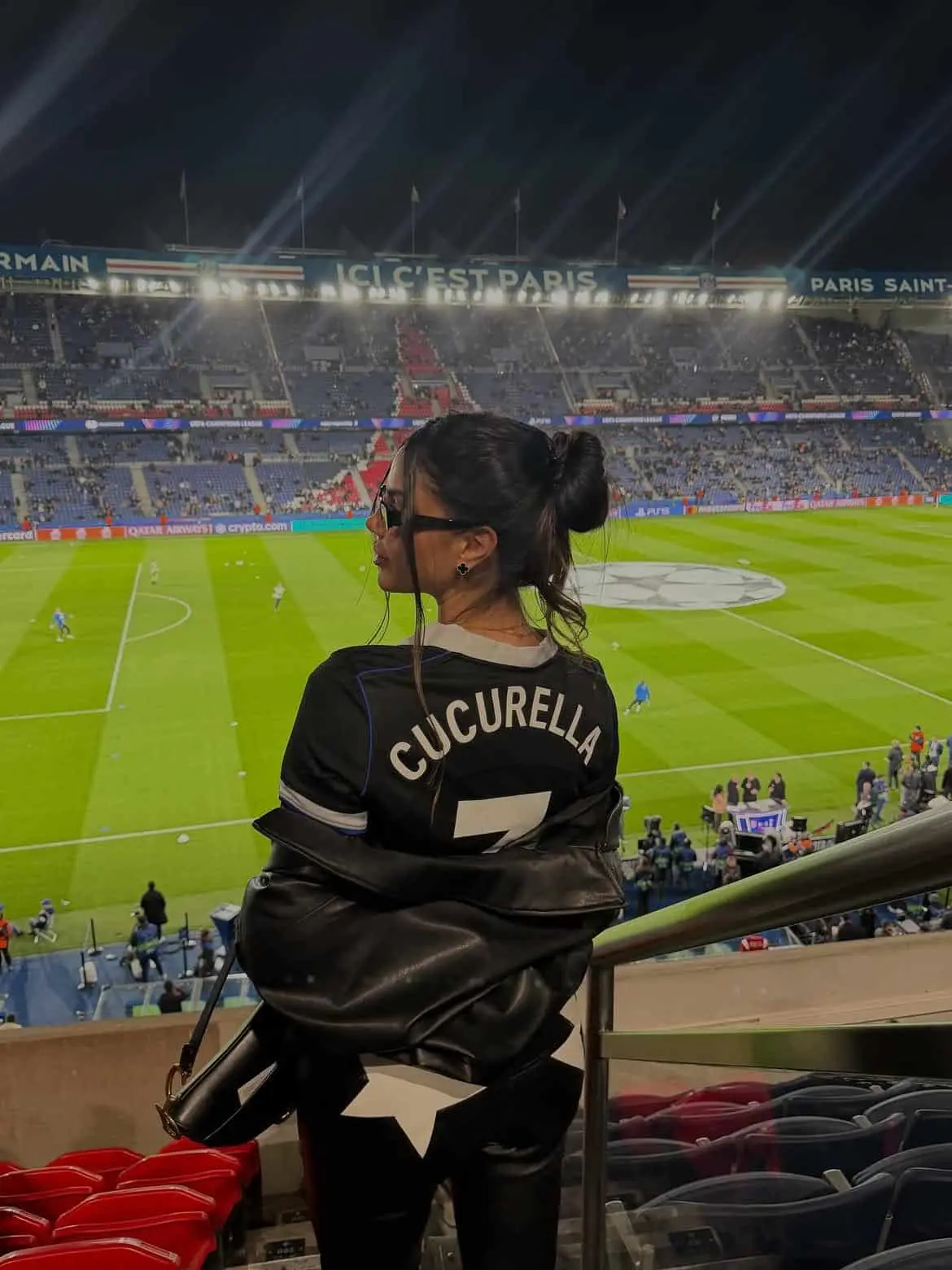 Con la camiseta de Cucurella, Claudia vive la Champions en París. Con la camiseta de Cucurella, Claudia vive la Champions en París.