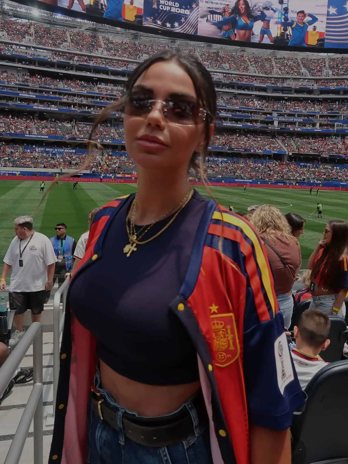 Claudia luce la Roja con estilo en el SoFi Stadium de Los Ángeles. Claudia luce la Roja con estilo en el SoFi Stadium de Los Ángeles.