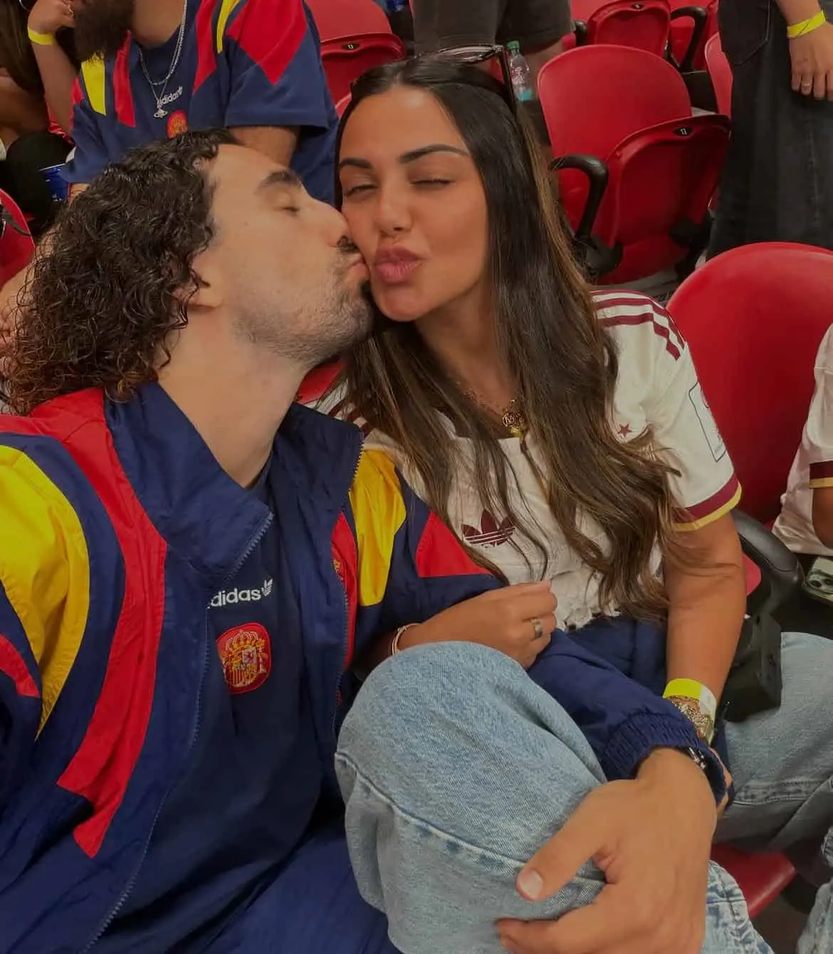 ¡Amor en las gradas! Claudia y Marc comparten un beso durante el Mundial. ¡Amor en las gradas! Claudia y Marc comparten un beso durante el Mundial.