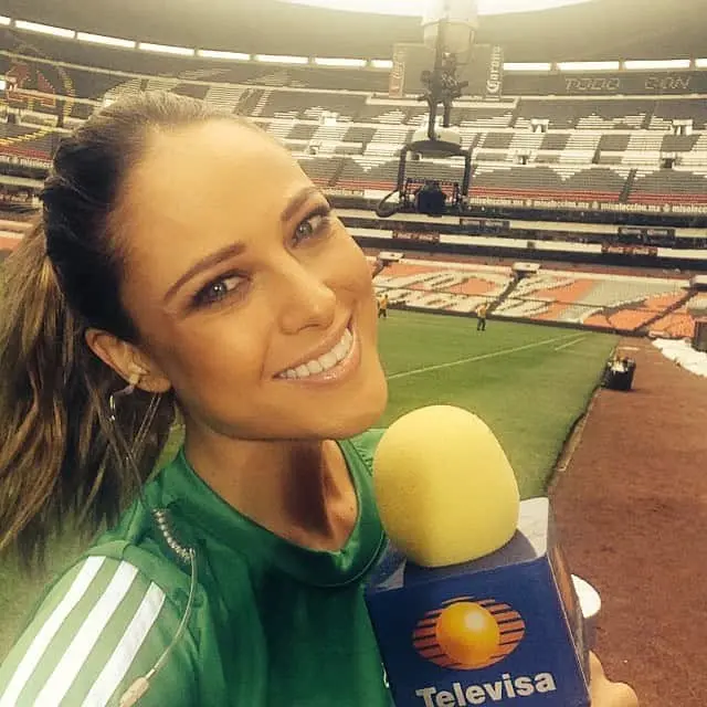 Vanessa en sus primeros a&ntilde;os como reportera de Televisa Deportes, cubriendo Liga MX