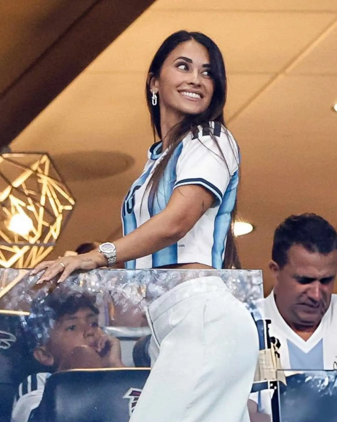 Antonela Roccuzzo, empresaria e ícono global, acompaña a Messi en su última gran cita. Antonela Roccuzzo, empresaria e ícono global, acompaña a Messi en su última gran cita.