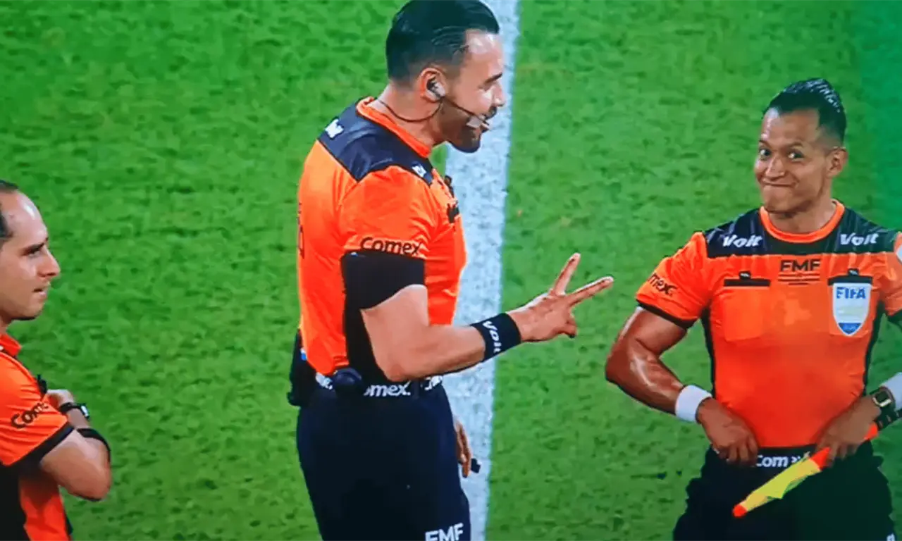  El árbitro Marco Antonio Ortiz y su equipo protagonizaron un inusual momento durante el encuentro Monterrey - Santos Laguna. 