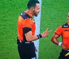 ¿Fiesta tras el partido? Captan polémicas señas del Gato Ortiz en vivo ¿Fiesta tras el partido? Captan polémicas señas del Gato Ortiz en vivo