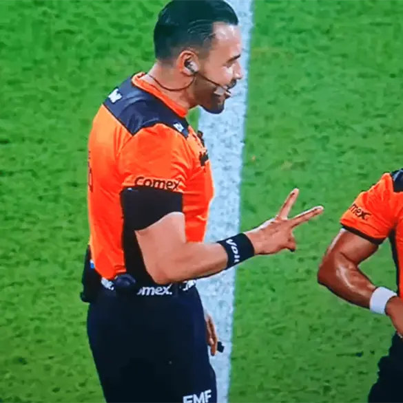 ¿Fiesta tras el partido? Captan polémicas señas del Gato Ortiz en vivo ¿Fiesta tras el partido? Captan polémicas señas del Gato Ortiz en vivo