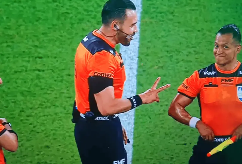El árbitro Marco Antonio Ortiz y su equipo protagonizaron un inusual momento durante el encuentro Monterrey - Santos Laguna. El árbitro Marco Antonio Ortiz y su equipo protagonizaron un inusual momento durante el encuentro Monterrey - Santos Laguna.