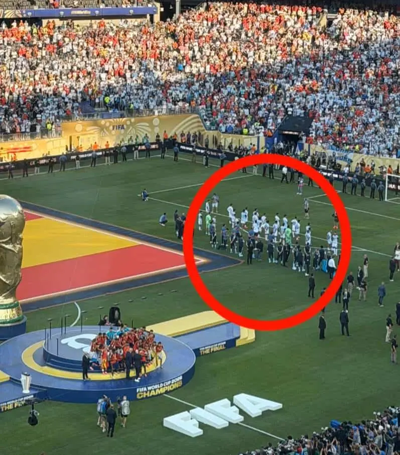La reacción de los argentinos en la premiación fue muy criticada. La reacción de los argentinos en la premiación fue muy criticada.