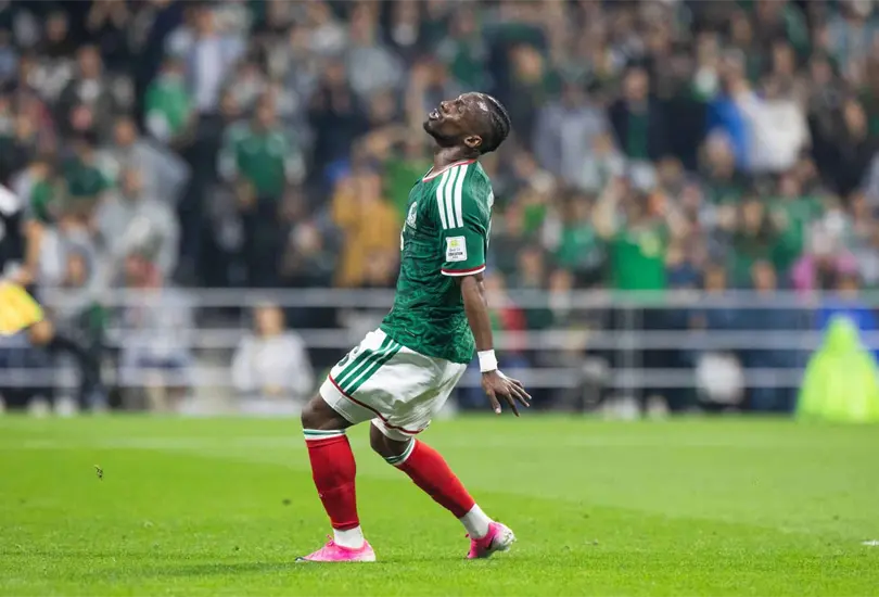 Juli&aacute;n Qui&ntilde;ones acarici&oacute; un logro in&eacute;dito para un mexicano en el Mundial 2026, pero la votaci&oacute;n de la FIFA termin&oacute; favoreciendo a las m&aacute;ximas figuras del planeta.