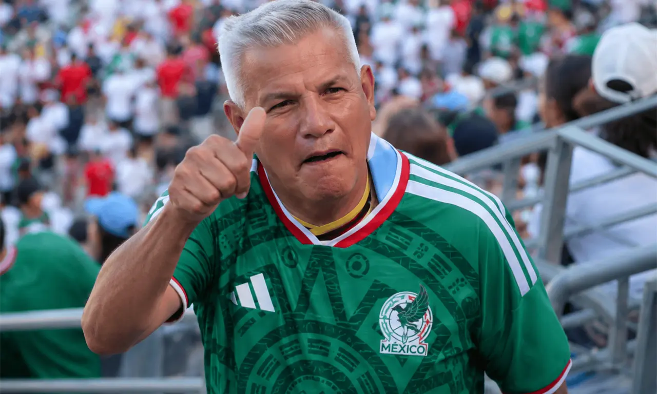  En redes sociales circularon fotos del aficionado mexicano que le sacó la tarjeta roja a hinchas argentinos en el Mundial 2026. 