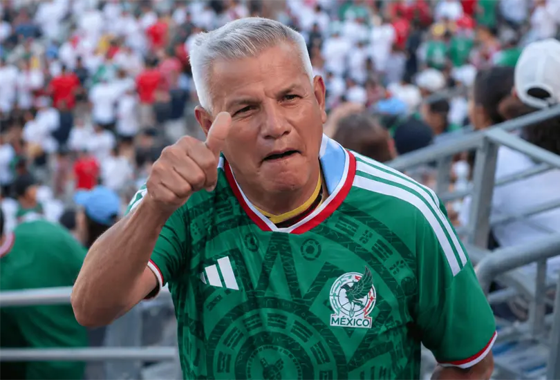 En redes sociales circularon fotos del aficionado mexicano que le sacó la tarjeta roja a hinchas argentinos en el Mundial 2026. En redes sociales circularon fotos del aficionado mexicano que le sacó la tarjeta roja a hinchas argentinos en el Mundial 2026.