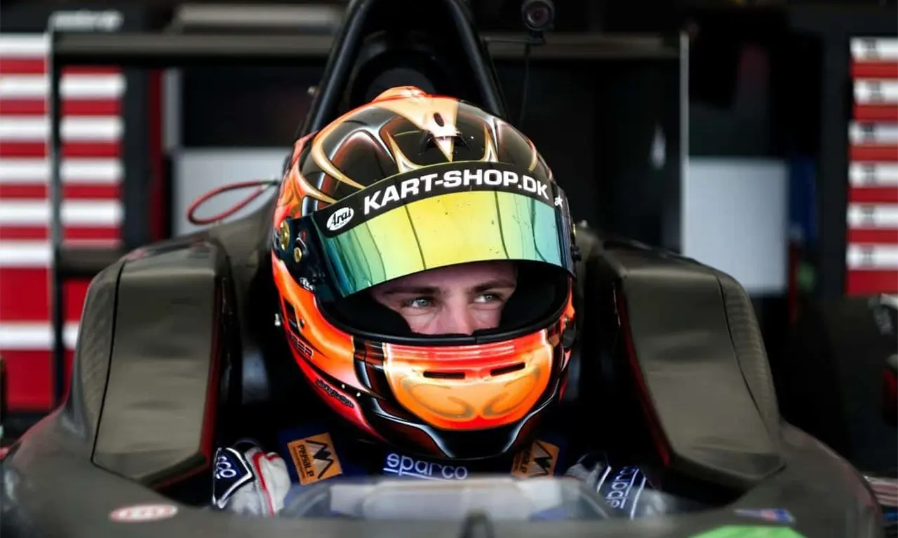 Piloto de Formula 1 concentrado antes de un Gran Premio 