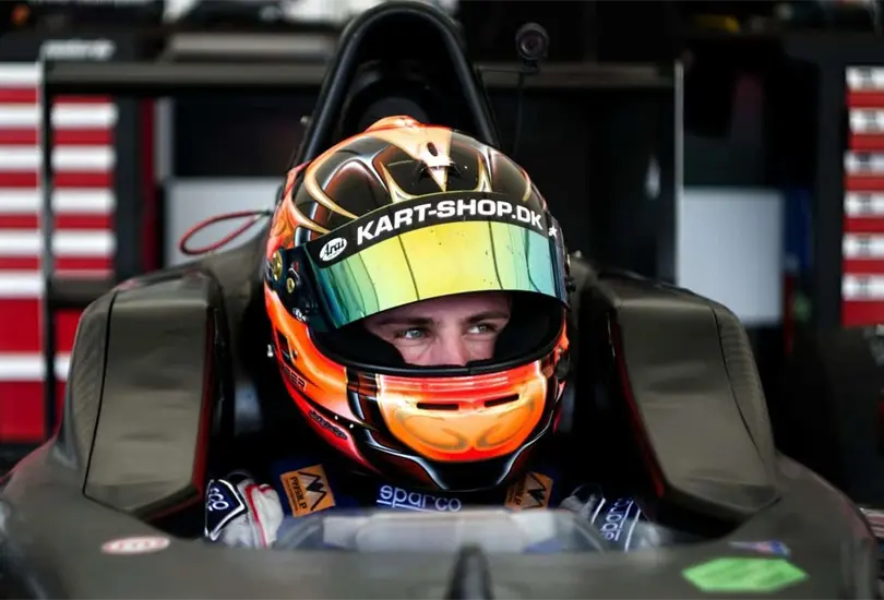 Piloto de Formula 1 concentrado antes de un Gran Premio