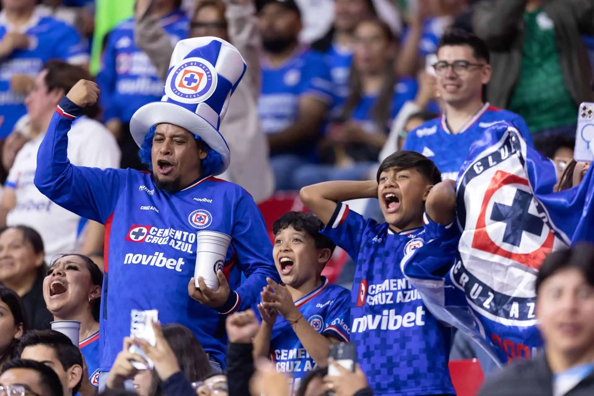 La afición del campeón Cruz Azul ha acompañado a su equipo en el Coloso de Santa Úrsula. La afición del campeón Cruz Azul ha acompañado a su equipo en el Coloso de Santa Úrsula.