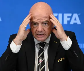 El &uacute;ltimo gesto de desesperaci&oacute;n de Gianni Infantino para seguir en la FIFA