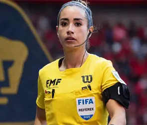 &iquest;Se cans&oacute; de la pol&eacute;mica? Katia Itzel rechaza firmar playera de Pumas