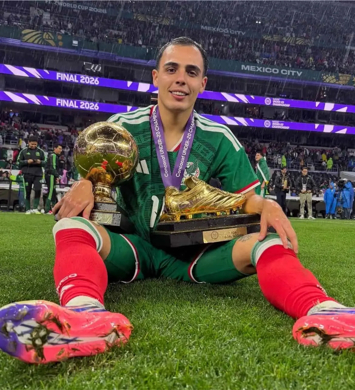 Hugo Camberos con los trofeos de m&aacute;ximo goleador y mejor jugador del Campeonato de CONCACAF sub 20