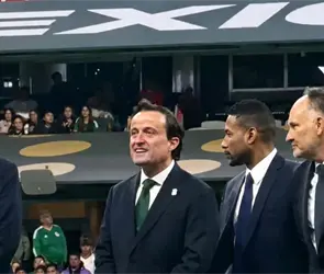 Lo exhiben, la afici&oacute;n se manifiesta vs Mikel Arriola en premiacion Sub-20