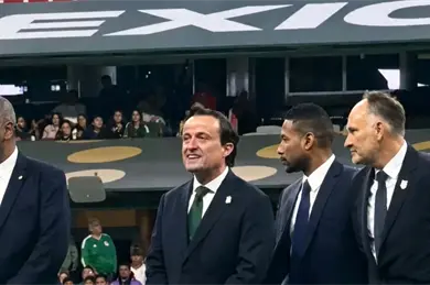 Lo exhiben, la afición se manifiesta vs Mikel Arriola en premiacion Sub-20 Lo exhiben, la afición se manifiesta vs Mikel Arriola en premiacion Sub-20