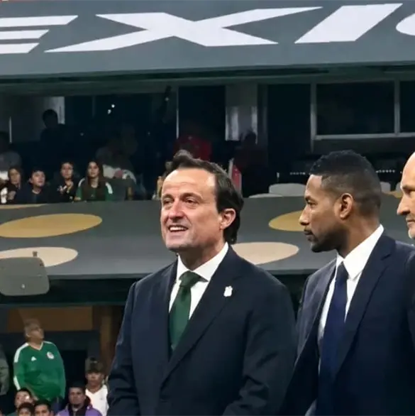 Lo exhiben, la afición se manifiesta vs Mikel Arriola en premiacion Sub-20 Lo exhiben, la afición se manifiesta vs Mikel Arriola en premiacion Sub-20