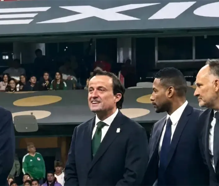Lo exhiben, la afici&oacute;n se manifiesta vs Mikel Arriola en premiacion Sub-20