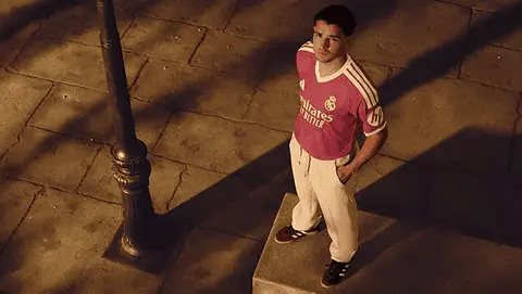Escudo blanco sobre rosa vibrante, símbolo de identidad madridista. Escudo blanco sobre rosa vibrante, símbolo de identidad madridista.