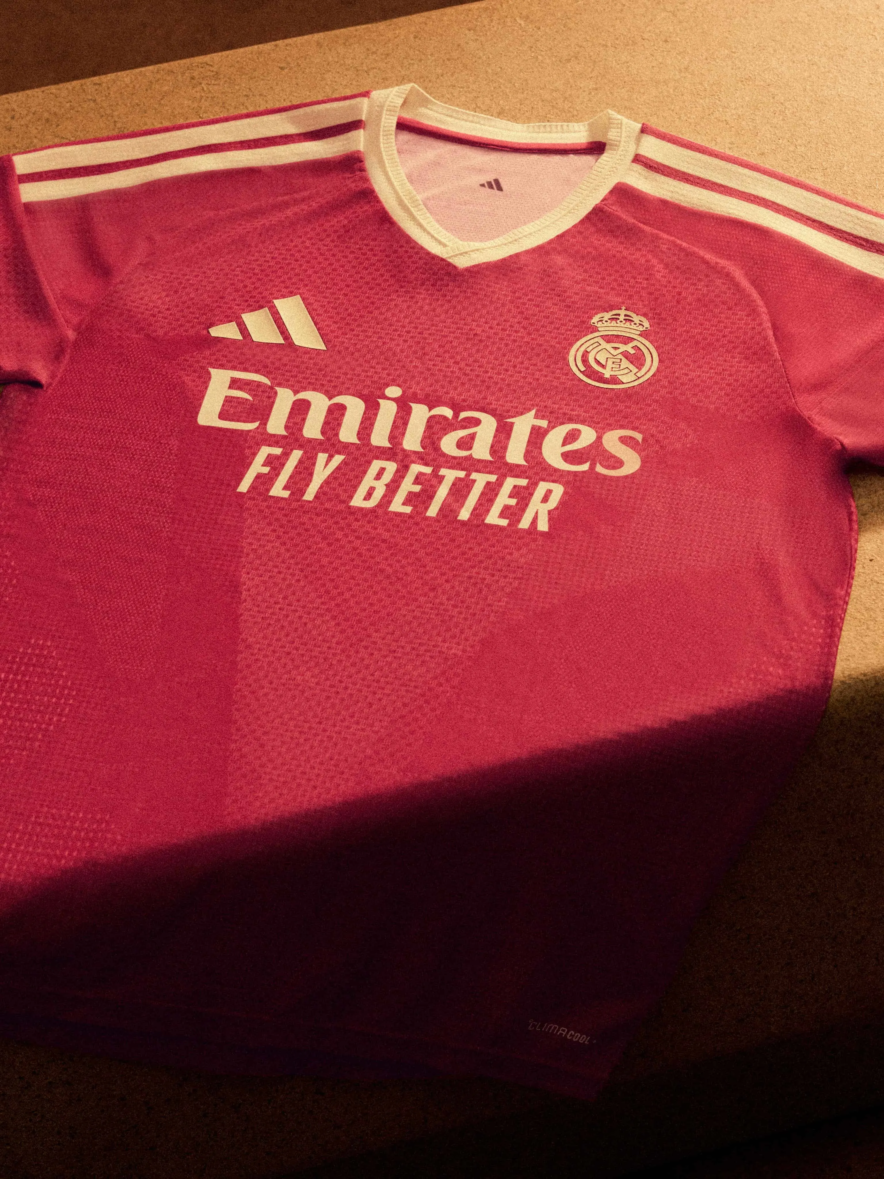 Las tres franjas de adidas en blanco sobre el rosa intenso. Las tres franjas de adidas en blanco sobre el rosa intenso.