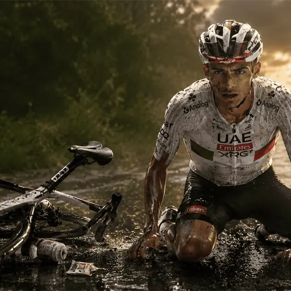 Del Toro sufre una ca&iacute;da en su regreso tras el Tour de Francia