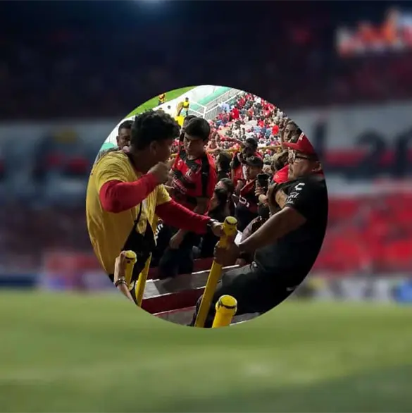 Captan en video pelea de vendedor con aficionados en el Estadio Jalisco Captan en video pelea de vendedor con aficionados en el Estadio Jalisco