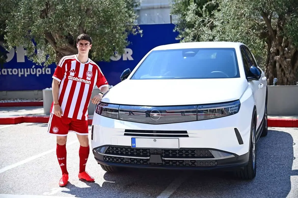 Hormiga Gonz&aacute;lez y su nueva camioneta<div><br></div>