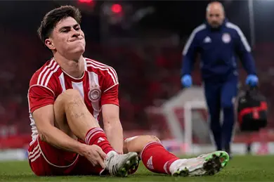 Lo van a lesionar, el primer accidente de la Hormiga en Olympiacos Lo van a lesionar, el primer accidente de la Hormiga en Olympiacos