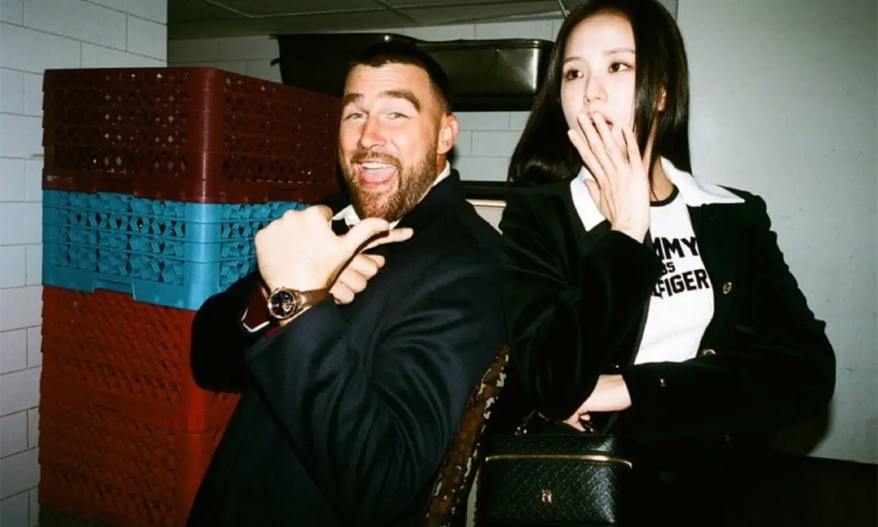  Travis Kelce y Jisoo coincidieron en la nueva campaña de Tommy Hilfiger. 