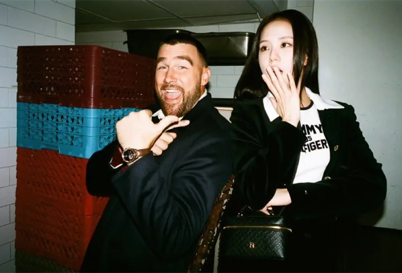 Travis Kelce y Jisoo coincidieron en la nueva campa&ntilde;a de Tommy Hilfiger.