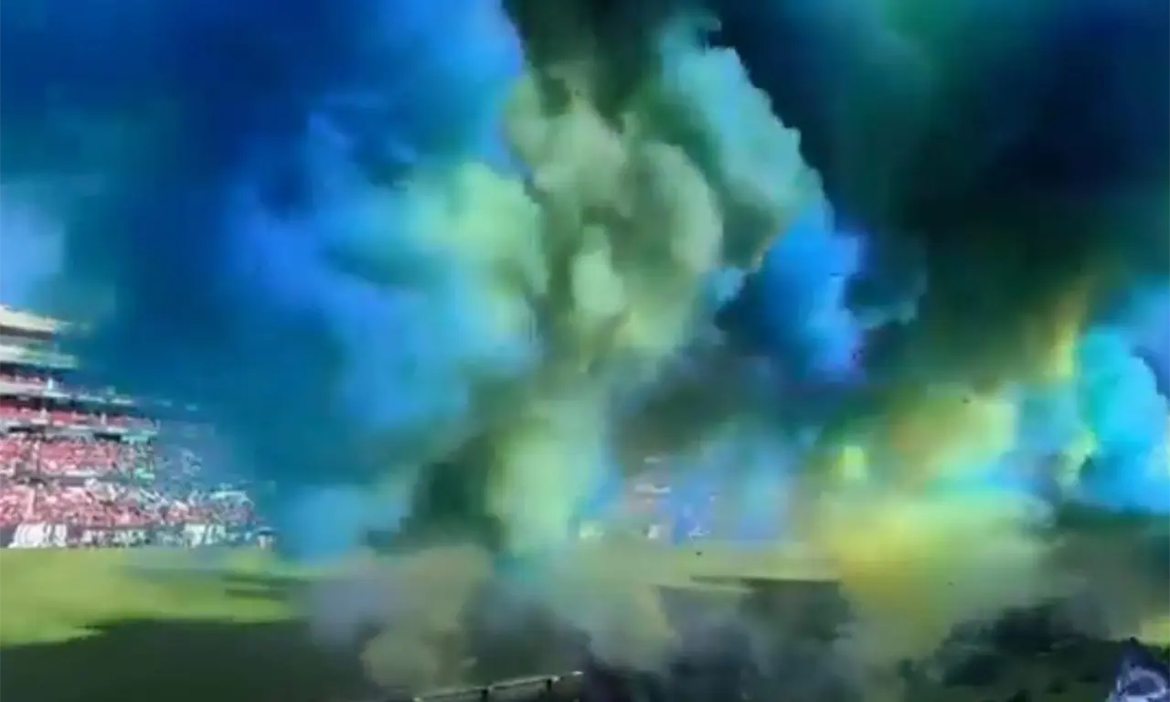  Aficionados denunciaron afectaciones por el humo utilizado durante el protocolo del San Luis vs. Chivas. 