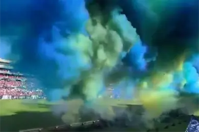 VIDEO| &iexcl;Qu&eacute; peligro! Humo en San Luis vs. Chivas habr&iacute;a dejado heridos