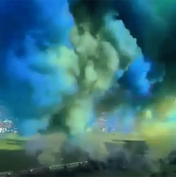 VIDEO| ¡Qué peligro! Humo en San Luis vs. Chivas habría dejado heridos VIDEO| ¡Qué peligro! Humo en San Luis vs. Chivas habría dejado heridos