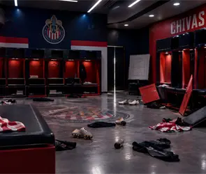 VIDEO| &iquest;Problemas en Chivas? Brian Guti&eacute;rrez empuja a un compa&ntilde;ero