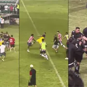 Escandalosa bronca en el Cl&aacute;sico de la Talacha &iexcl;Y C&eacute;sar Ramos era el &aacute;rbitro!