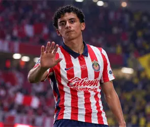 Critican a Richy Ledezma por ignorar a un ni&ntilde;o tras el Chivas vs Am&eacute;rica