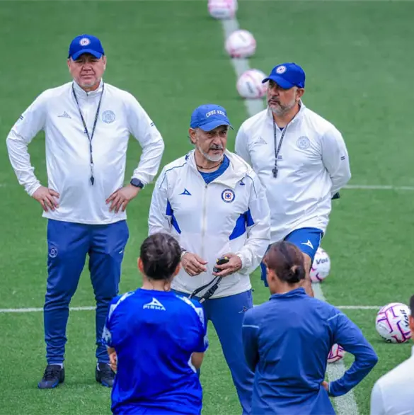 Potro Gutiérrez y la polémica que lo tiene con un pie fuera de Cruz Azul Femenil